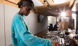 为什么英国广播电台无视英国黑人音乐而播放循环的美国说唱音乐？