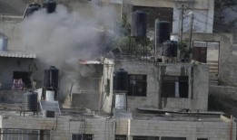 在约旦河西岸的一次突袭行动中，以色列士兵从屋顶上推下三具明显没有生命的尸体