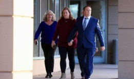 科罗拉多州的护理人员在一名黑人在押死亡事件中玩忽职守