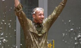 明星护林员冲向沉睡的明星从“致命”蛇