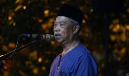 慕尤丁说：“我必须小心我说的话