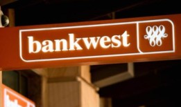 韦德·布朗：纯净玻璃公司老板在骗局中损失了5万美元，声称银行欺骗了他