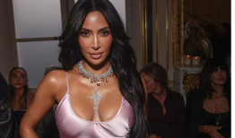 货架上的小精灵把金·卡戴珊的浴缸装满了巧克力