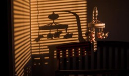 一位母亲被指控两次将枕头放在女儿的嘴和鼻子上