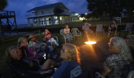 飓风过后重建沿海社区是复杂的，可能会改变一个地方的特征