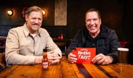 “我当时在英格兰国家队参加世界杯，我们在训练基地有一个房间，我们在里面待了好几个小时”