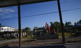 飓风过后重建沿海社区是复杂的，可能会改变一个地方的特征