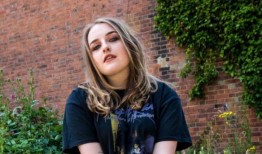 有人看到保罗·梅斯卡尔在手机上看经典爱情喜剧