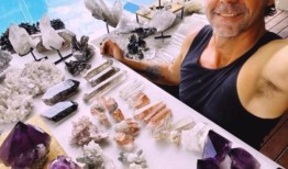 第七频道《内陆水晶猎人》的明星们在西澳皮尔巴拉揭开了世界上最大的紫水晶水晶群