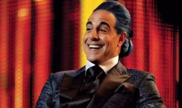 《饥饿游戏》上映12年后，明星斯坦利·图奇将这个反乌托邦的未来与他在Netflix新推出的科幻电影《电子国度》中的未来进行了比较