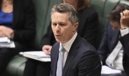 澳大利亚大学联合会主席大卫·劳埃德表示，国际学生限制了“故意削弱”的经济