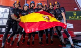 在帆船大奖赛上，澳大利亚队紧随西班牙队而去