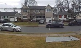 观看：脸书市场交易出错后，一名男子跳上了骗子的汽车引擎盖