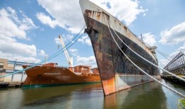 著名的远洋客轮前往阿拉巴马州，成为世界上最大的人工珊瑚礁，由于天气原因而推迟