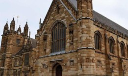 澳大利亚大学联合会主席大卫·劳埃德表示，国际学生限制了“故意削弱”的经济